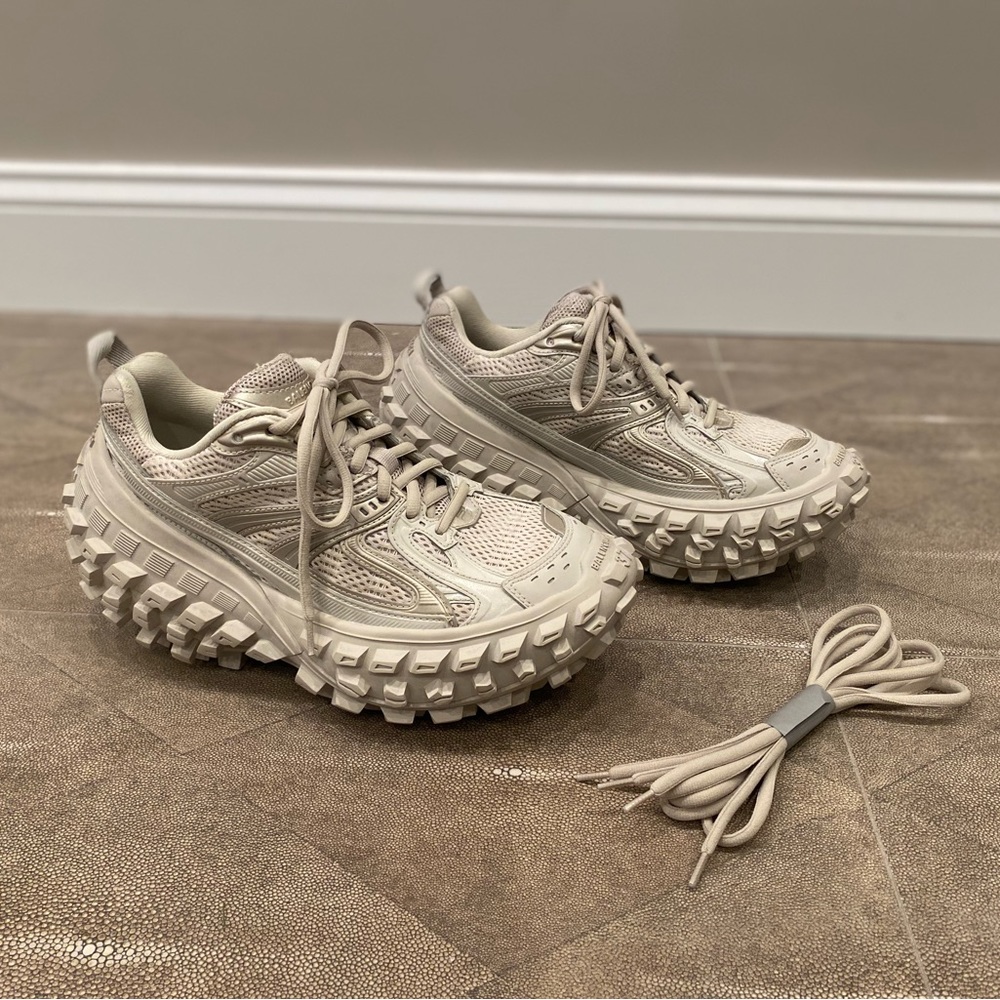 BALENCIAGA WOMENS BOUNCER SNEAKER IN BEIGE